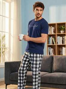 Conjunto De Camiseta De Manga Corta Con Letra Impresa Para Hombre Y Pantalones Cortos De Dormir Con Estampado De Cuadros Para El Hogar - Azul Marino - Ver 2