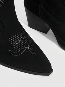 Daringsoles Giày nữ kiểu phương Tây, kiểu mới, xỏ chân, màu trơn, mũi nhọn, gót dày và đế mỏng, chống trơn trượt và thoải mái, đa năng, bốt cao cổ, bốt ống rộng, bốt thời trang, bốt phổ biến, bốt cao đến đầu gối, thích hợp cho các lễ hội âm nhạc và Halloween. - màu đen - Xem 5