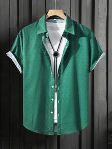Manfinity Mode Camisa de manga corta de uso diario versátil y casual con estampado todo sobre, formal para hombres - Verde Oscuro - Ver 3