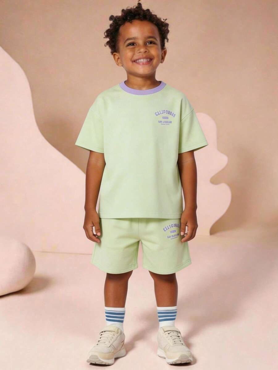 SHEIN طقم قميص وشورت قطعتين للأولاد، قميص بياقة طاقم وأكمام قصيرة مطبوع عليه حرف وألوان متباينة، وشورت بلون أحادي من القطن المحبوك، مريح للارتداء اليومي