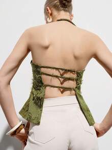 Aveloria Modichic 橄榄绿吊带背心，采用独特的抽纱工艺，饰以精致的纹理花卉图案，触感柔软舒适。收腰设计凸显身材曲线，无袖细肩带勾勒锁骨，现代中带一丝复古风情，适合春夏休闲穿着、派对或度假，轻松打造时尚个性造型。精致的流苏提花面料，百搭的露背系带吊带背心，可作为女士露背上衣、女士束身衣或女士束身围巾穿着。 - 綠色 - 查看 3