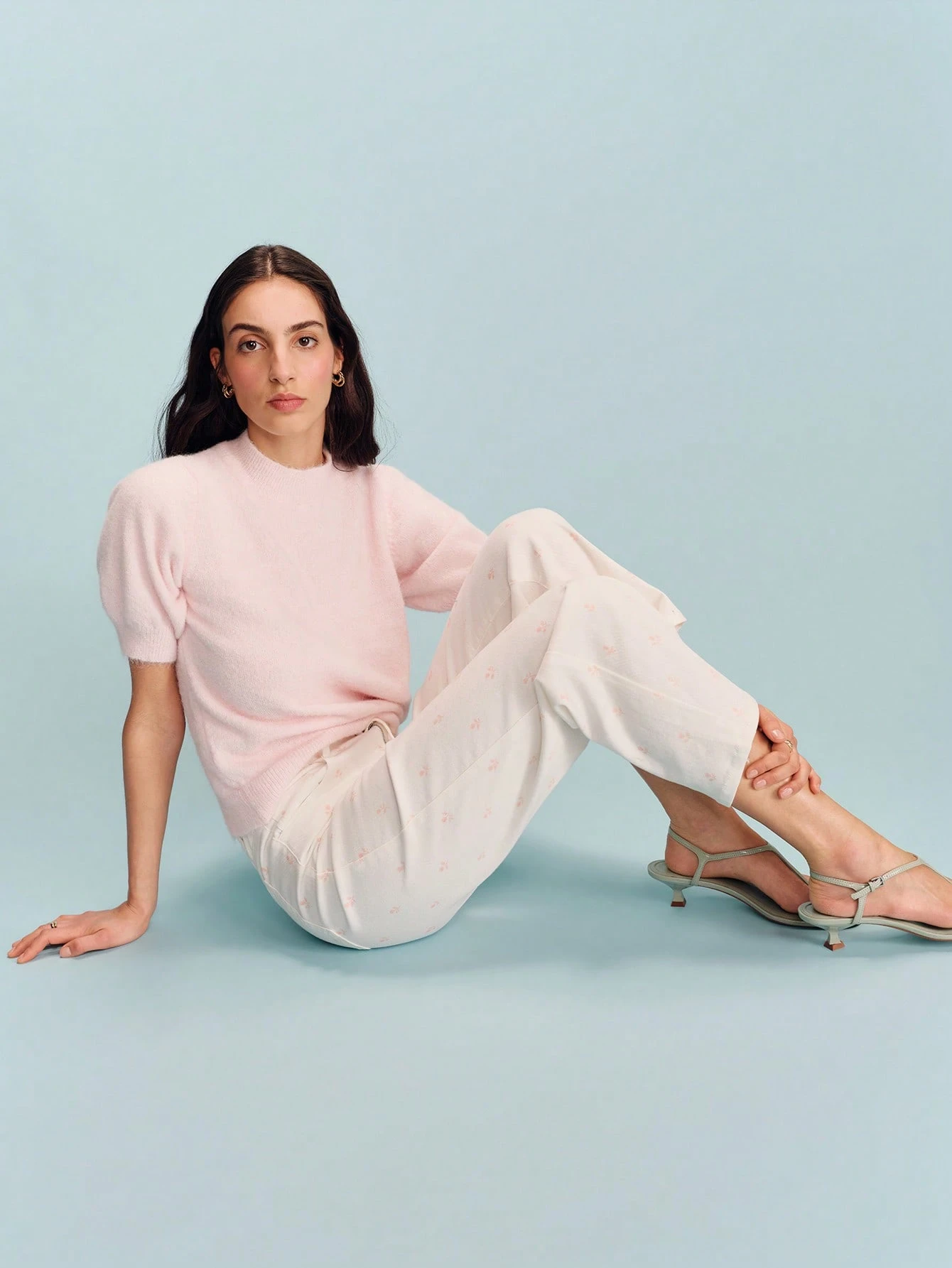 Jeansy z wysokim stanem i haftem kwiatowym – kolor piaskowy