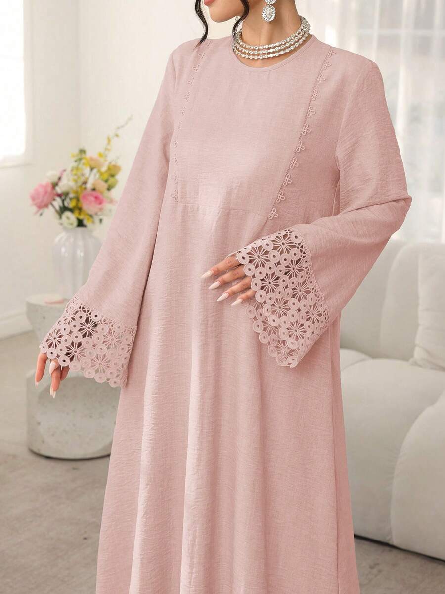 Al Najma Vestido casual de resort árabe con cuello redondo, manga larga suelta y cinta de empalme de unicolor - Rosa - Ver 1