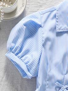 SHEIN Vintaside Kids 条纹前开襟短袖休闲衬衫，灯笼袖，蝴蝶结腰部褶裥A字版型，修身显瘦，适合通勤、度假休闲等场合，夏季穿着。 - 藍色 - 查看 5
