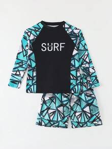 SHEIN 两件套男童泳装，黑色底色，白色醒目“SURF”字母印花，袖子和侧边饰有对比鲜明的绿色几何印花，搭配同色系绿色印花短裤，时尚休闲，适合游泳、夏季度假、海滩、泳池派对等场合。 - 綠色 - 查看 7