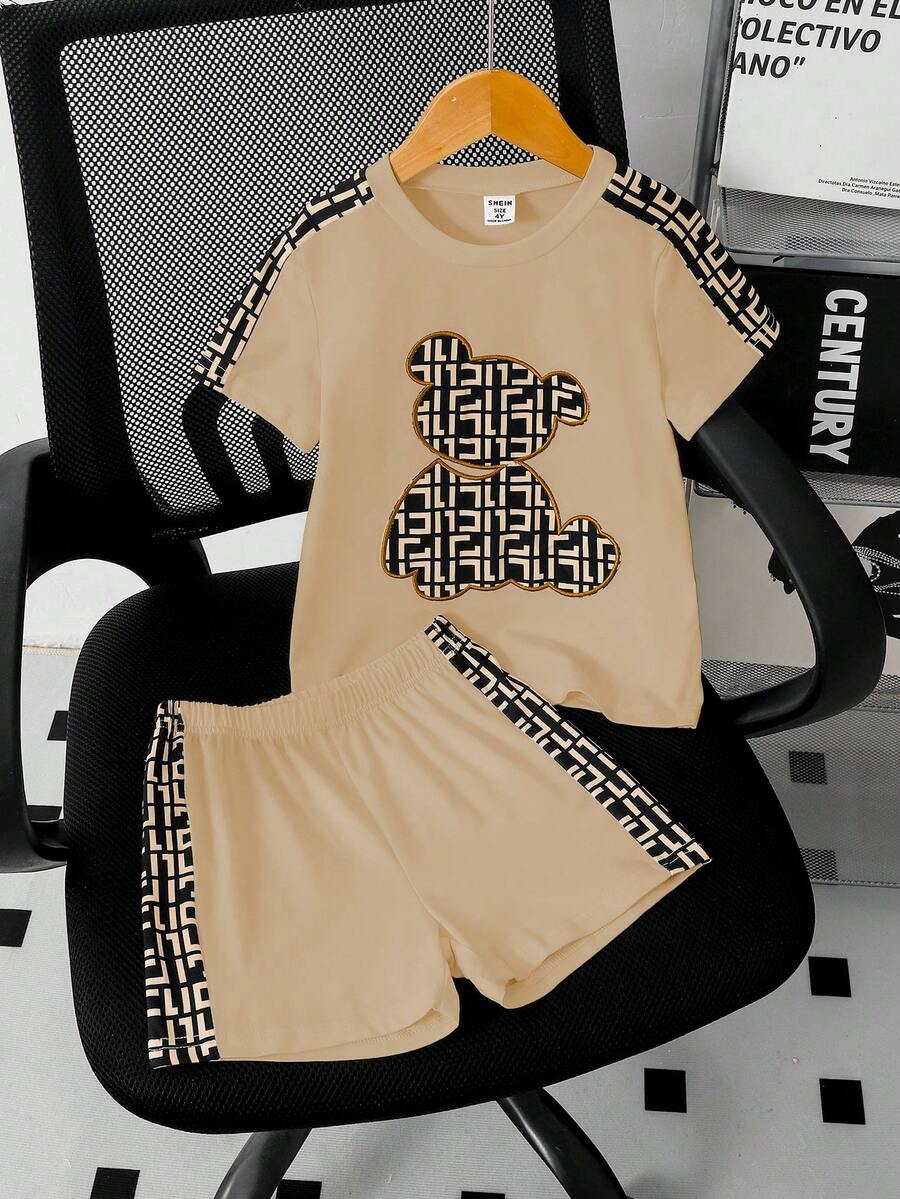 SHEIN Genkimix Kids 男童时尚休闲针织拼接短袖T恤和印花短裤套装(2件套),舒适百搭,适合外出、度假、旅行、休闲,夏季必备 - 卡其色 - 查看 1