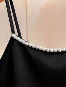 GlowEve CURVE Conjunto de 2 piezas para mujer talla grande, top de camiseta con decoración de perlas y volantes en el bajo, con shorts de encaje y cinturón - Negro - Ver 6