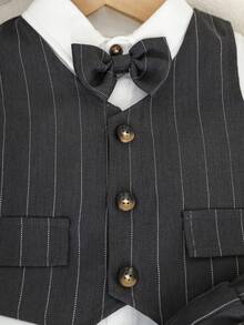 SHEIN 三件套男宝宝夏季正式绅士套装，包括短袖衬衫配领结、条纹马甲和休闲背带短裤，时尚帅气，适合生日派对、晚宴、演出、婚礼、满月庆祝、洗礼、周岁生日等场合。 - 黑色 - 查看 4