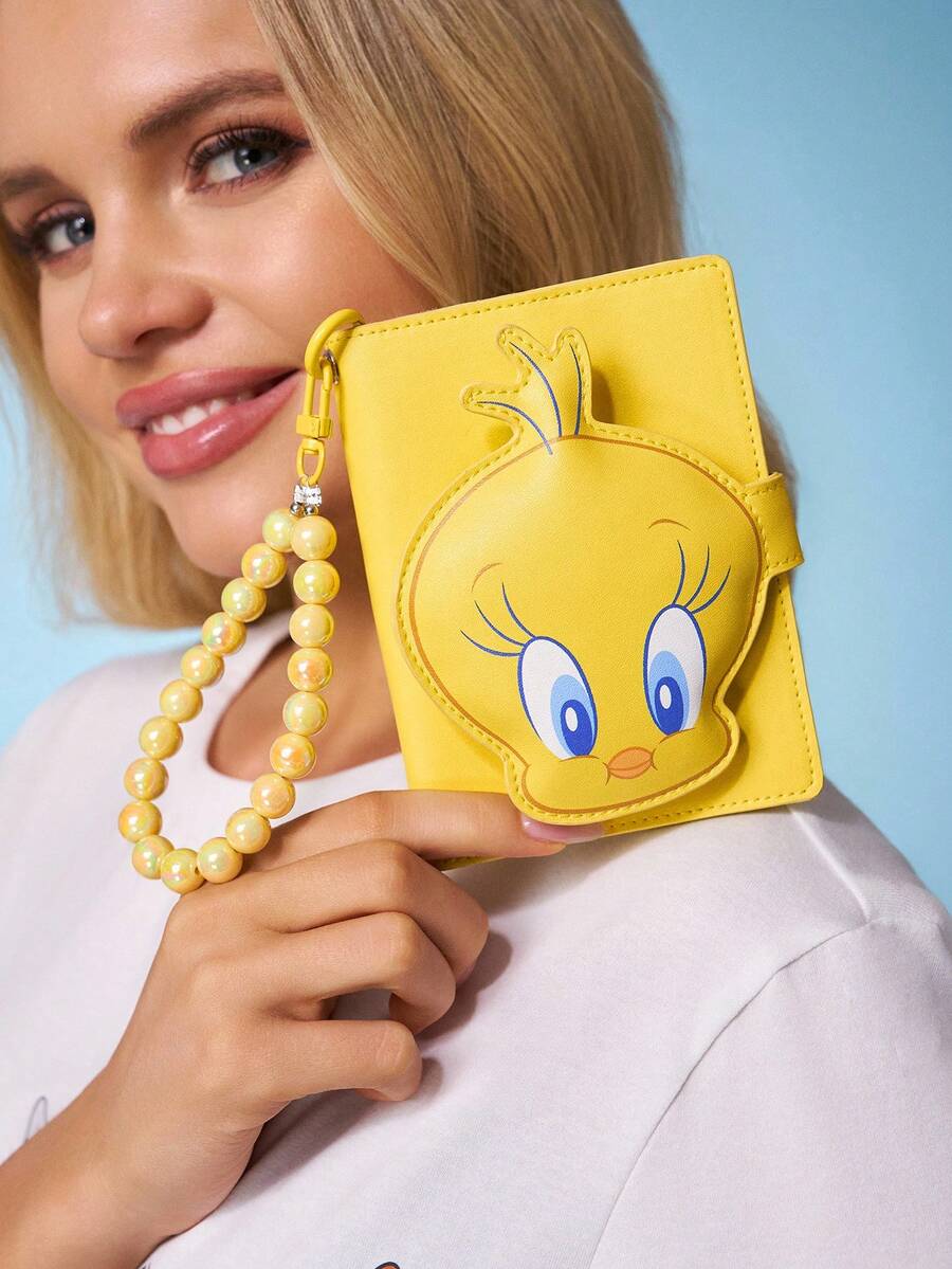 LOONEY TUNES X SHEIN 1 pezzo Portapassaporto in pelle PU con stampa a motivo di personaggio dei cartoni animati, dotato di ciondolo a catena di perline, in grado di contenere passaporti e carte d'imbarco, con due slot per carte, adatto per uomini, donne, adolescenti, ideale per i viaggi, Tweety - Giallo - Visualizzare 1