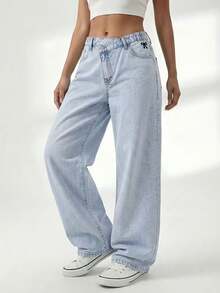 2026 Nuevas llegadas de verano Pantalones vaqueros de cintura elástica con diseño de cintura irregular y bordado de lazo para adolescentes. Corte holgado, ajustado, fácil de usar, adecuado para el hogar, uso diario, citas, salidas, fiestas, viajes. Pantalones vaqueros rectos con pierna ancha y desgastados de moda - Lavado ligero - Ver 5