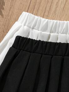SHEIN Souflis 女童A字短裙，裙身采用均匀褶裥设计，松紧腰带方便穿脱，修饰腿型，舒适实用，黑白百搭色，适合春秋季节穿着，可搭配T恤。 - 黑與白 - 查看 6