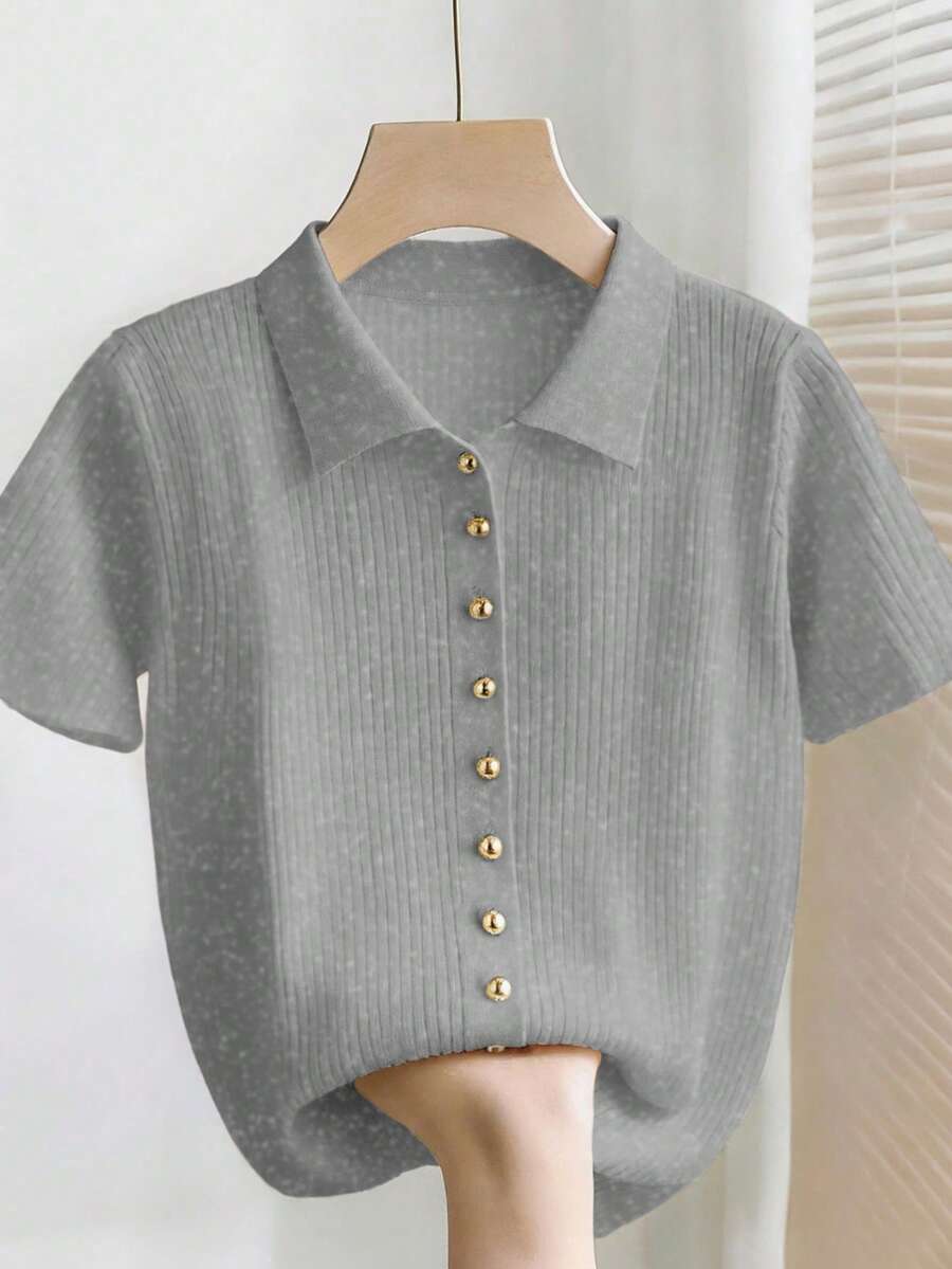 SHEIN Franclia Nueva camisa polo de verano casual, suelta, versátil, minimalista, elegante y suave. Adecuada para la oficina, el trabajo, el transporte. Diseño de botones metálicos, ajuste slim, modesto, unisex. Cárdigan extremadamente simple para mujer - Gris - Ver 1