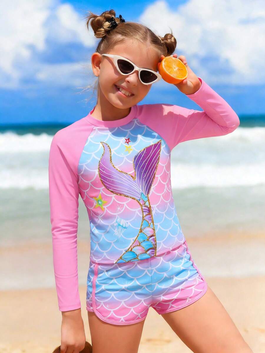 SHEIN Conjunto de traje de baño de 2 piezas con top de manga larga y shorts con estampado de escamas y cola de sirena, estilo casual de vacaciones en la playa para niña preadolescente - Multicolor - Ver 1