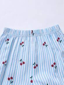 SHEIN ChillGRL 春夏少女街头风宽松甜美可爱条纹樱桃印花蝴蝶结装饰荷叶边下摆上衣搭配蝴蝶结阔腿短裤套装，适合日常、通勤、休闲、度假、朋友聚会、街拍等场合。 - 藍白色 - 查看 6
