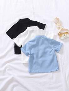 SHEIN Vintaside Kids 3件組男嬰服飾 素色簡約鈕扣半開領 藍白棕色系 梭織休閒柔軟短袖襯衫 夏季親子穿搭 - 黑與白 - 查看 2