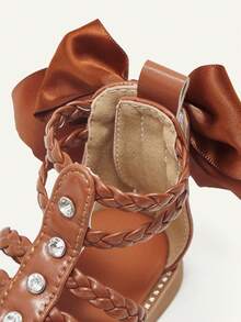 Cozy Pixies Một đôi sandal đế bằng kiểu La Mã dễ thương, đa năng, mang phong cách bohemian, lý tưởng cho kỳ nghỉ hè, thích hợp cho bé gái, kiểu dáng giản dị, thoải mái, có nơ và đan, thích hợp đi biển. - màu nâu - Xem 8