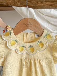 Vintaside Kids 女婴杏色连体衣，适合春夏穿着，领口饰有樱桃刺绣，甜美简约风格，穿着舒适，适合休闲外出、居家休闲和轻松聚会。 - 黃色 - 查看 4