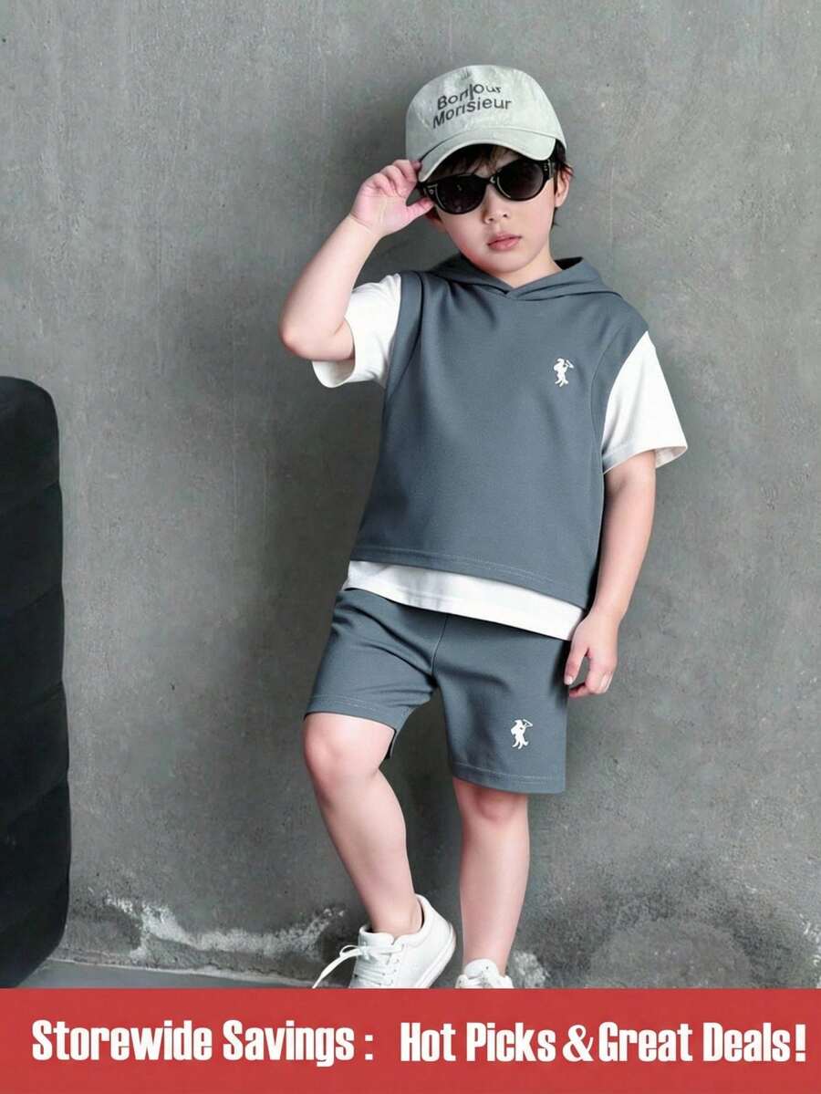 SHEIN 两件套幼儿男童夏季套装,包括一件带帽短袖T恤,采用纹理针织面料和撞色缝制贴花,搭配一条拼接运动短裤,短裤上印有撞色骑行图案,运动感十足,适合日常穿着、度假、运动、上学、节日等场合。 - 霧霾藍 - 查看 1