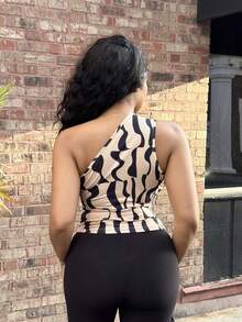 Alexandranx 夏季新款女式性感不对称领口、荷叶边和不对称几何印花上衣 - 卡其色 - 查看 2