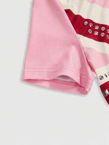 ROMWE Grunge Punk Blusa de manga corta ajustada con hombros oblicuos, estampado de bandera británica retro Y2K y remaches de strass para mujer - Rosa - Ver 4