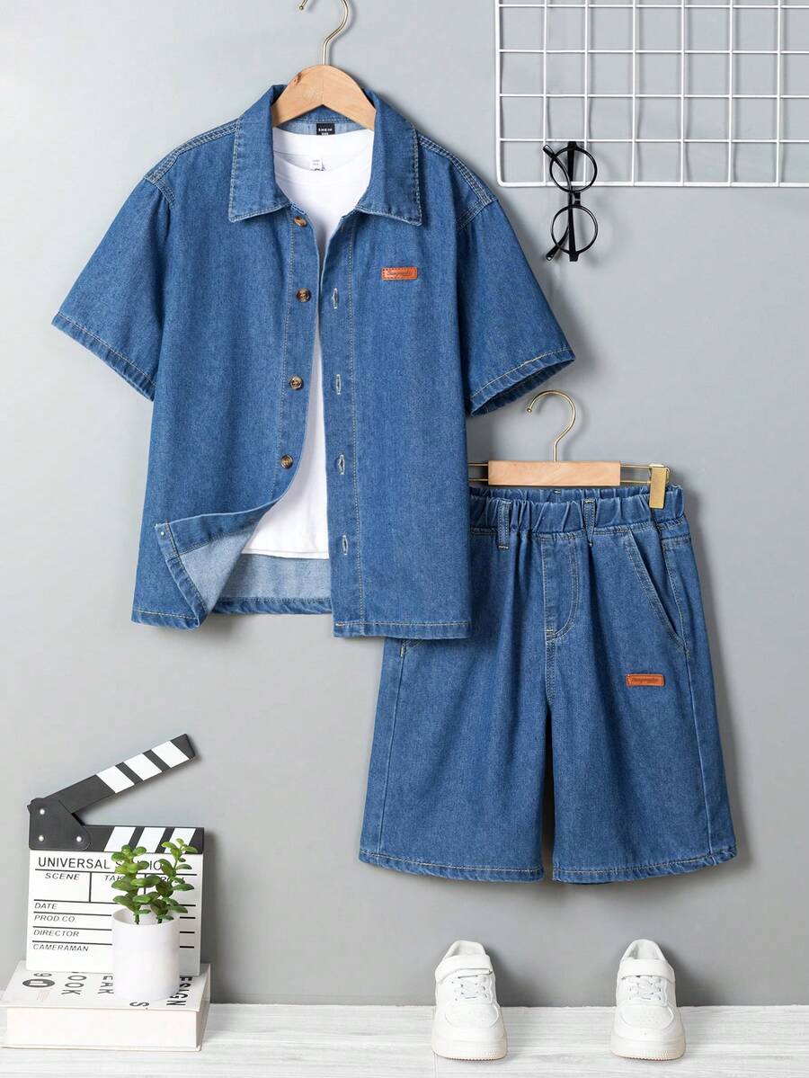 男童两件套牛仔套装，夏季新品，两件套，中蓝色牛仔布，休闲学院风，修身剪裁，舒适面料，牛仔短裤，适合日常外出、上学和通勤。