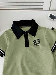 SHEIN Streecool Kids Genkimix 男童数字印花休闲 Polo 衫 + 数字印花织带装饰休闲短裤两件套 - 綠色 - 查看 3