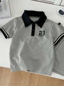 SHEIN Streecool Kids Genkimix 男童数字印花休闲 Polo 衫 + 数字印花织带装饰休闲短裤两件套 - 淺灰色 - 查看 4