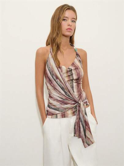 Nöista 条纹露背裹身式上衣，V领设计，面料垂坠，腰部系带可调节松紧。适合夜晚外出、度假、日常穿着、参加音乐节、夏季派对、约会之夜或度假夜晚等各种场合，也适合春季、音乐节、海滩等场合。