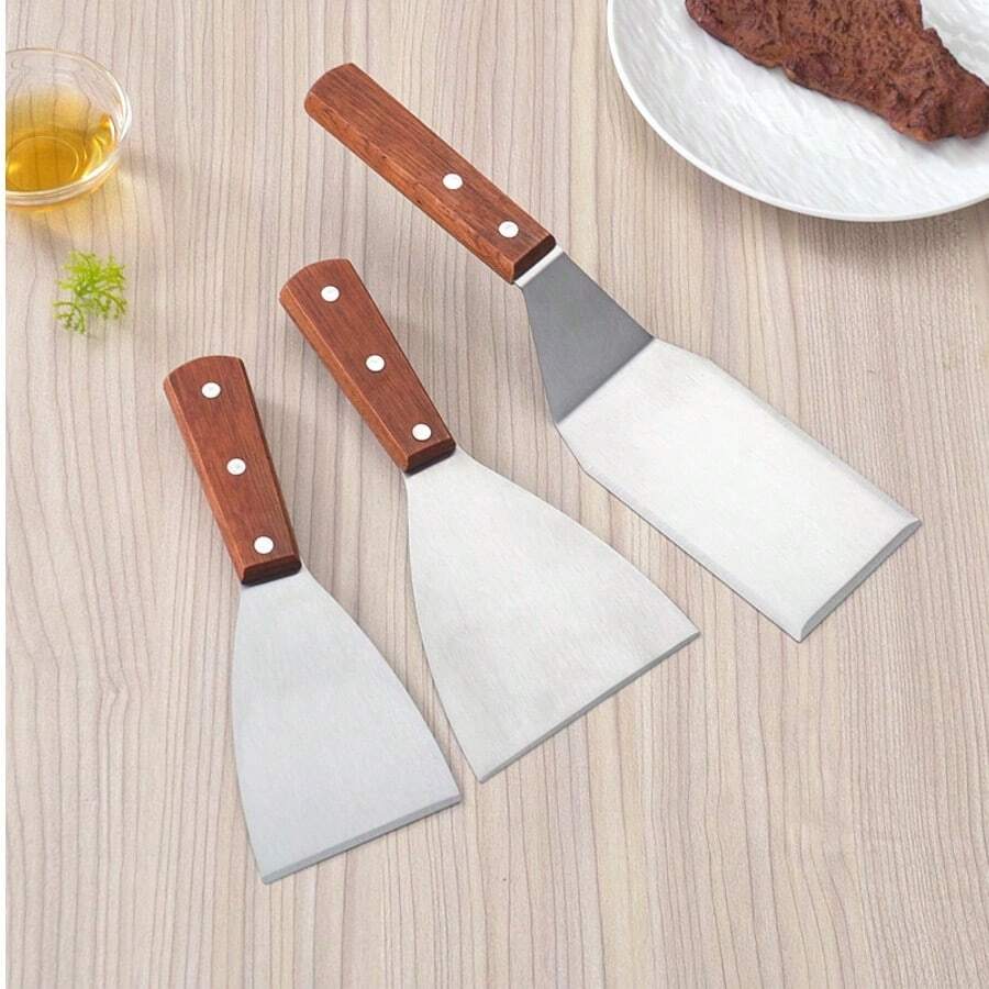 1 chiếc xẻng nướng bằng thép không gỉ có tay cầm bằng gỗ, cạnh vát, dạng phẳng dùng cho teppanyaki, bánh kếp, bánh ngọt, dụng cụ nấu ăn nhà bếp. - Bạc - Xem 1