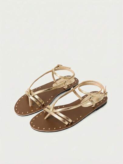 Nöista Sandalias planas con correas y decoración con tachuelas. Elegantes, cómodas y perfectas para salidas de verano.