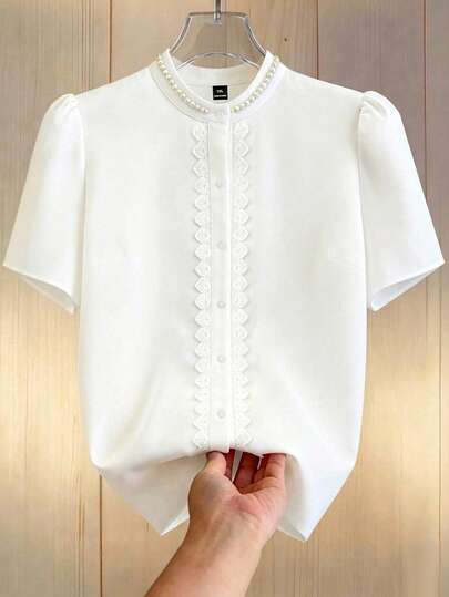 GlowEve CURVE Blusa elegante de talla grande para mujer de unicolor con decoración de perlas falsas y mangas cortas abullonadas de abotonadura sencilla