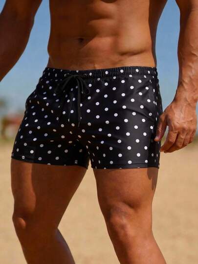 Manfinity Swimmode Shorts casuales y versátiles para playa y vacaciones con cintura de cordón y estampado de lunares para hombres, shorts de baño, bañador de lunares negros para hombres