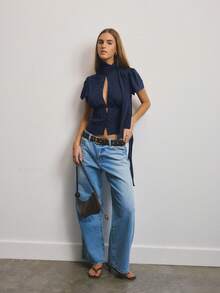 Aralina Blusa estiva da donna leggera in tessuto intrecciato, con collo alto, dettaglio di sciarpa, bottoni frontali, maniche a petalo, silhouette aderente, adatta per uscire - Blu Navy - Visualizzare 6