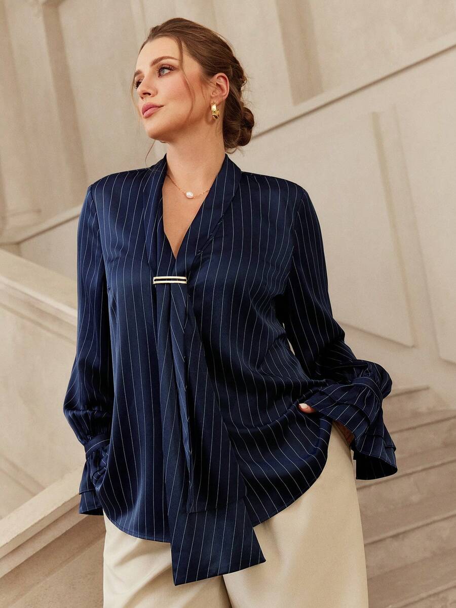 VOLUPTÉ CURVE 大码春夏条纹时尚简约优雅金属衬衫女式上衣 优雅女式衬衫 优雅女式上衣和衬衫 经典女式工作上衣 蓝色条纹商务衬衫 2026流行商务衬衫 毕业衬衫 高雅商务衬衫