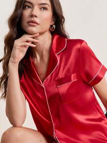 LuxeNights 缎面翻领纽扣前部撞色绑带睡衣套装 - 酒紅色 - 查看 9