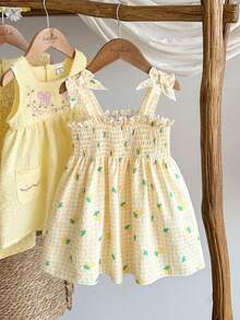 SHEIN Vintaside Kids Robe d'été à carreaux roses pour bébé fille. Cette robe présente une base rose à carreaux avec des fraises imprimées partout. Elle a un style doux et ludique de princesse dans un style campagnard. Fabriquée en tissu tissé avec une coupe évasée, le nœud décoratif sur la bretelle est vif et adorable. Elle convient pour prendre des photos dans des jardins de cueillette de fraises, des activités sur le campus, la détente à la maison, les voyages de vacances et la participation à des fêtes. - Multicolore - Voir 3