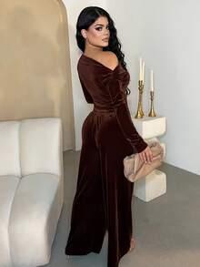 Dayanna Comas 女士秋冬新款时尚百搭柔软天鹅绒两件套，棕色不对称荷叶边长袖上衣和高腰宽松阔腿裤套装 - 棕色 - 查看 2