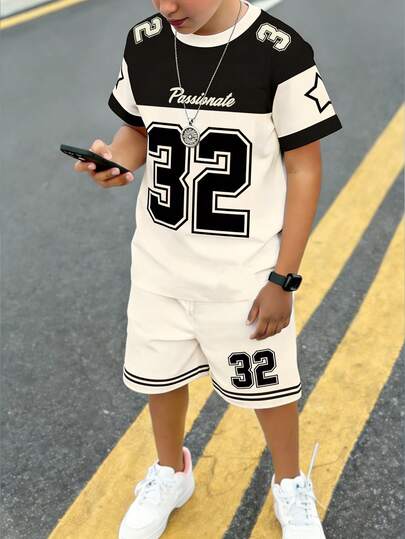 Conjunto de 2 peças para meninos, casual, criativo, personalizado, refrescante, minimalista, de alta qualidade, com estampa gráfica de pentagrama listrado com o número 32. Camiseta e shorts confortáveis para uso diário, ideais para primavera, verão e outono.