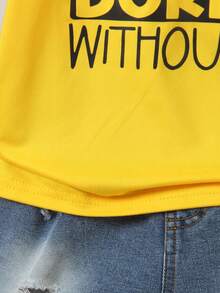 SHEIN Conjunto de 2 peças para menino, composto por camiseta de manga curta e shorts jeans com bordado de urso. Ideal para uso casual, esportes, escola, atividades ao ar livre e verão. - Amarelo - Ver 8