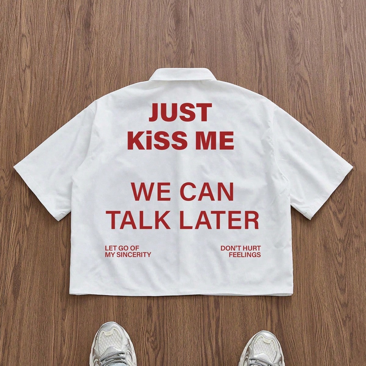 Camisa casual corta suelta con estampado gráfico de lema rojo y diseño blanco