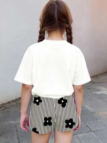 SHEIN Bộ 2 món cho bé gái, gồm áo thun cổ tròn tay ngắn in hoa và quần short, kiểu dáng tối giản thoải mái, thích hợp cho mùa hè. - Nhiều màu - Xem 2