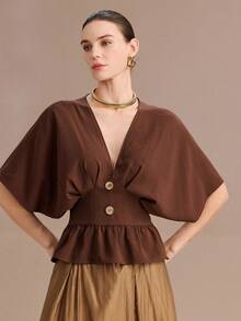 Uhlyne Camisa de mujer de verano de tela arrugada con cuello en V, mangas tipo murciélago, cintura ceñida y diseño de botones de madera con volante en el bajo, versátil para el trabajo y uso casual, en color marrón caramelo - Café integral - Ver 1