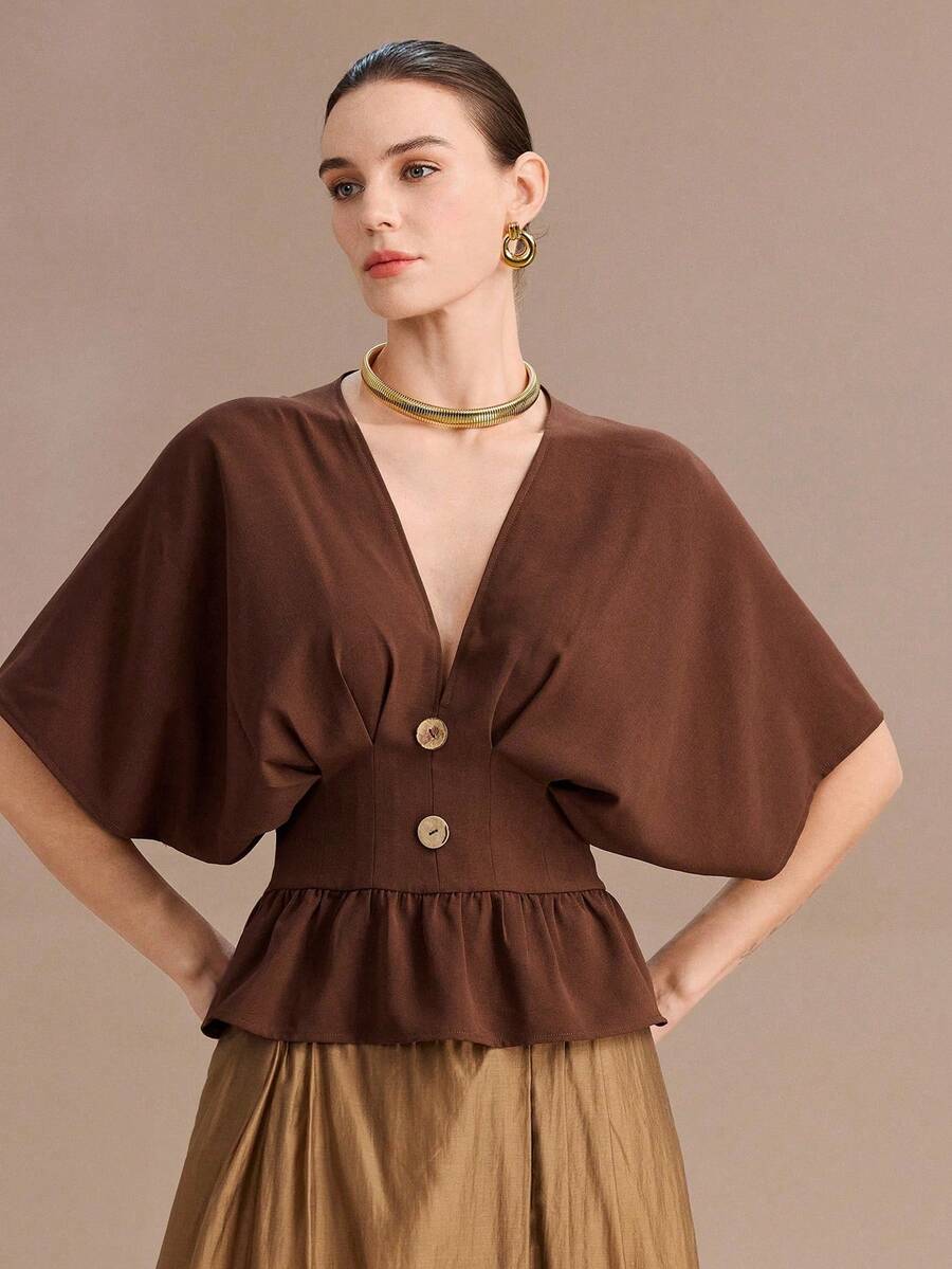 Uhlyne Camisa de mujer de verano de tela arrugada con cuello en V, mangas tipo murciélago, cintura ceñida y diseño de botones de madera con volante en el bajo, versátil para el trabajo y uso casual, en color marrón caramelo - Café integral - Ver 1