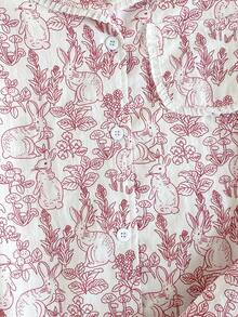 SHEIN Conjunto de pijama casual y cómodo de 2 piezas para niñas preadolescentes con pantalones y blusa de manga corta con cuello de volantes, estampado de conejos y flores en color rosa pastel - Burdeos - Ver 7