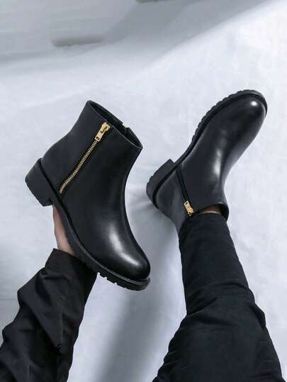 Botas de moda tipo botín para hombre con diseño clásico y minimalista, con acabados suaves y detalles metálicos en los cierres, las convierte en la opción ideal para acompañarte tanto en tu rutina diaria como en ocasiones especiales.