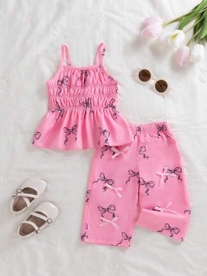 SHEIN Bộ đồ 2 món cho bé gái mùa hè, gồm áo yếm in họa tiết hồng và quần yếm in họa tiết hồng cùng màu, thích hợp cho phong cách đường phố, chụp ảnh, du lịch và nhiều dịp khác.