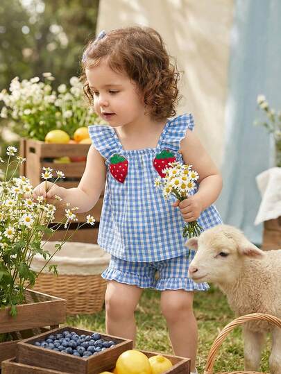 SHEIN Vintaside Kids 女婴时尚休闲常规款加厚方领蓝色格子面料荷叶边袖可爱3D草莓装饰上衣和荷叶边短裤，柔软简约百搭两件套，适合春夏上学、郊游、旅行、度假、日常穿着