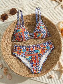 Swim Vcay Conjunto de biquíni plus size com top tankini de amarrar nas costas e estampa colorida, alças ajustáveis e decote nas costas, e calcinha combinando com amarração lateral também estampada. Elegante e casual, perfeito para praia e resorts. - Multicolorido - Ver 1