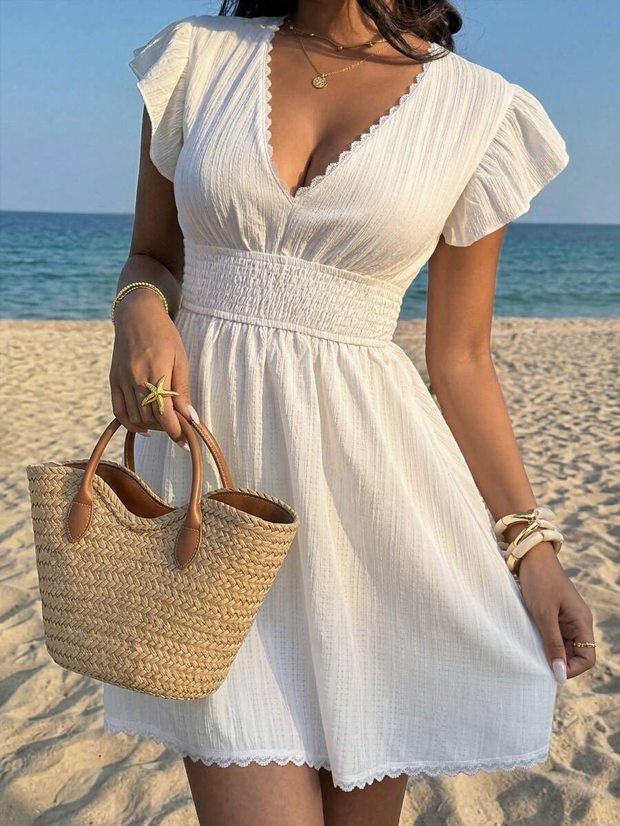 Sunnyshic Vestido mini elegante y romántico para vacaciones en la playa, con diseño de encaje de contraste, cuello en V profundo, mangas cortas, cintura ceñida y alta elasticidad - Blanco - Ver 1