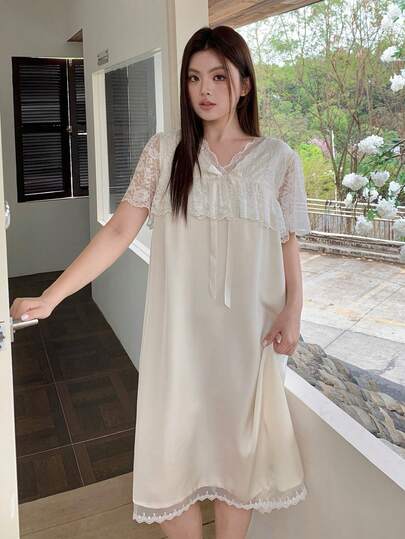 Dazy Plus Áo ngủ ngắn tay phối ren tương phản, trang trí nơ, dành cho nữ cỡ lớn.